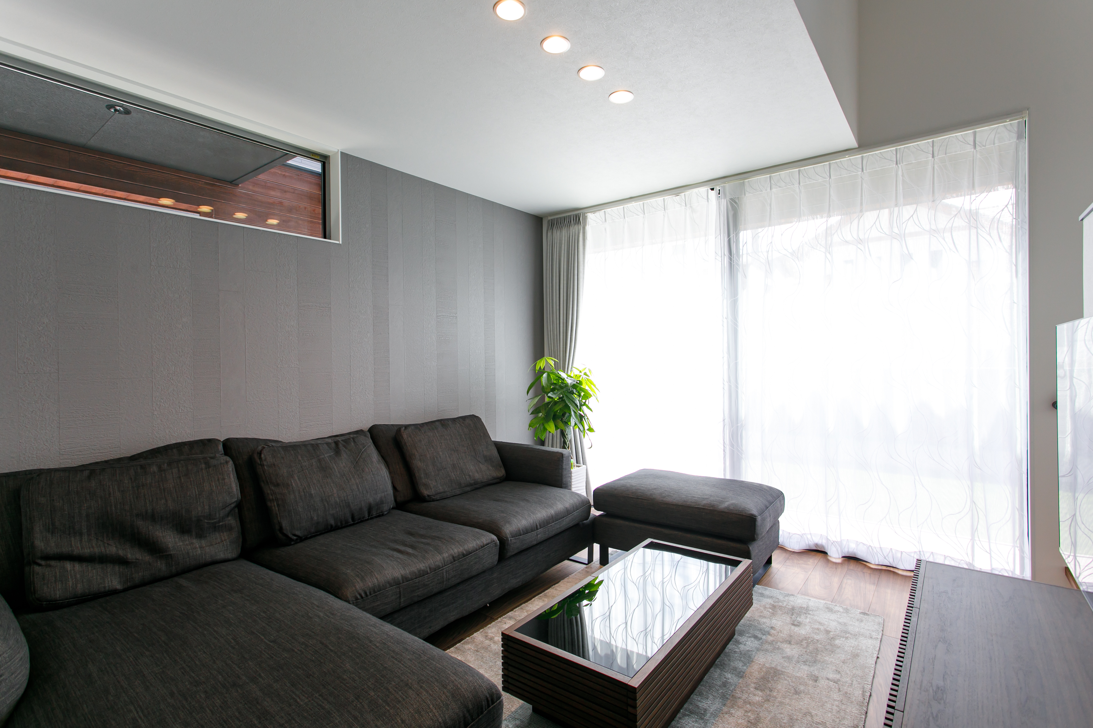 ひかり、ひろがる。モノトーンないえ。