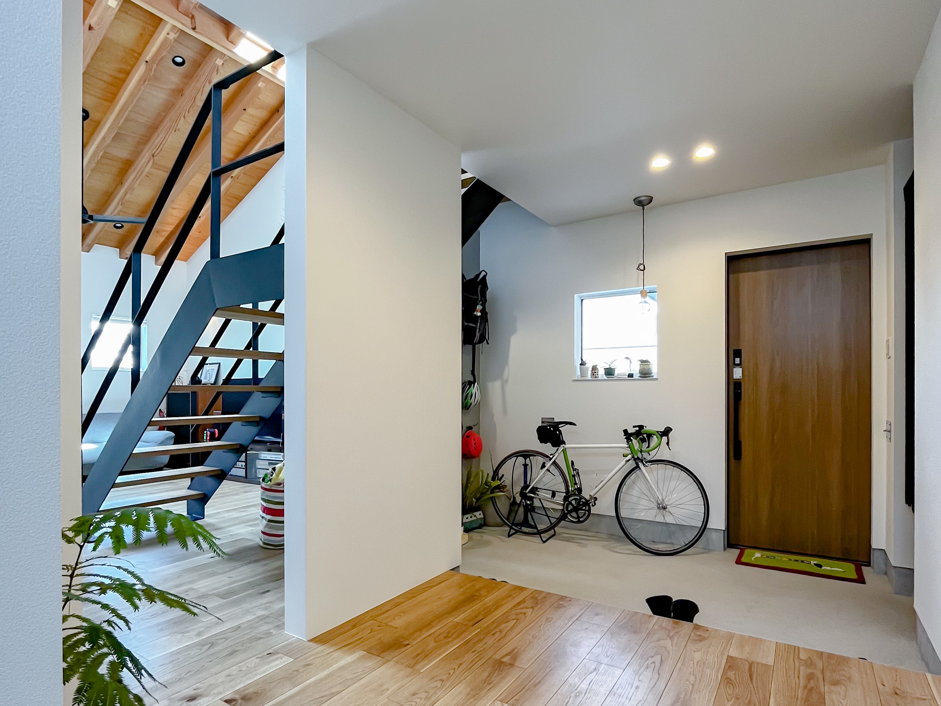 外と内をゆるやかにつなぐ、土間のあるいえ。