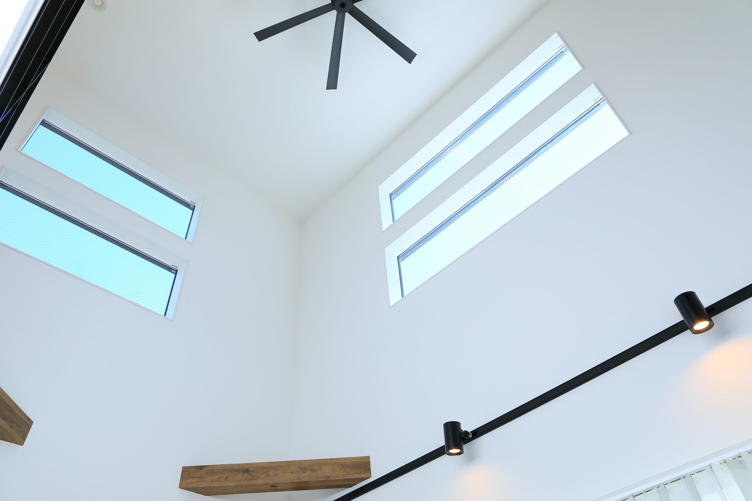 ワンちゃんと暮らす、ダークトーンの家。