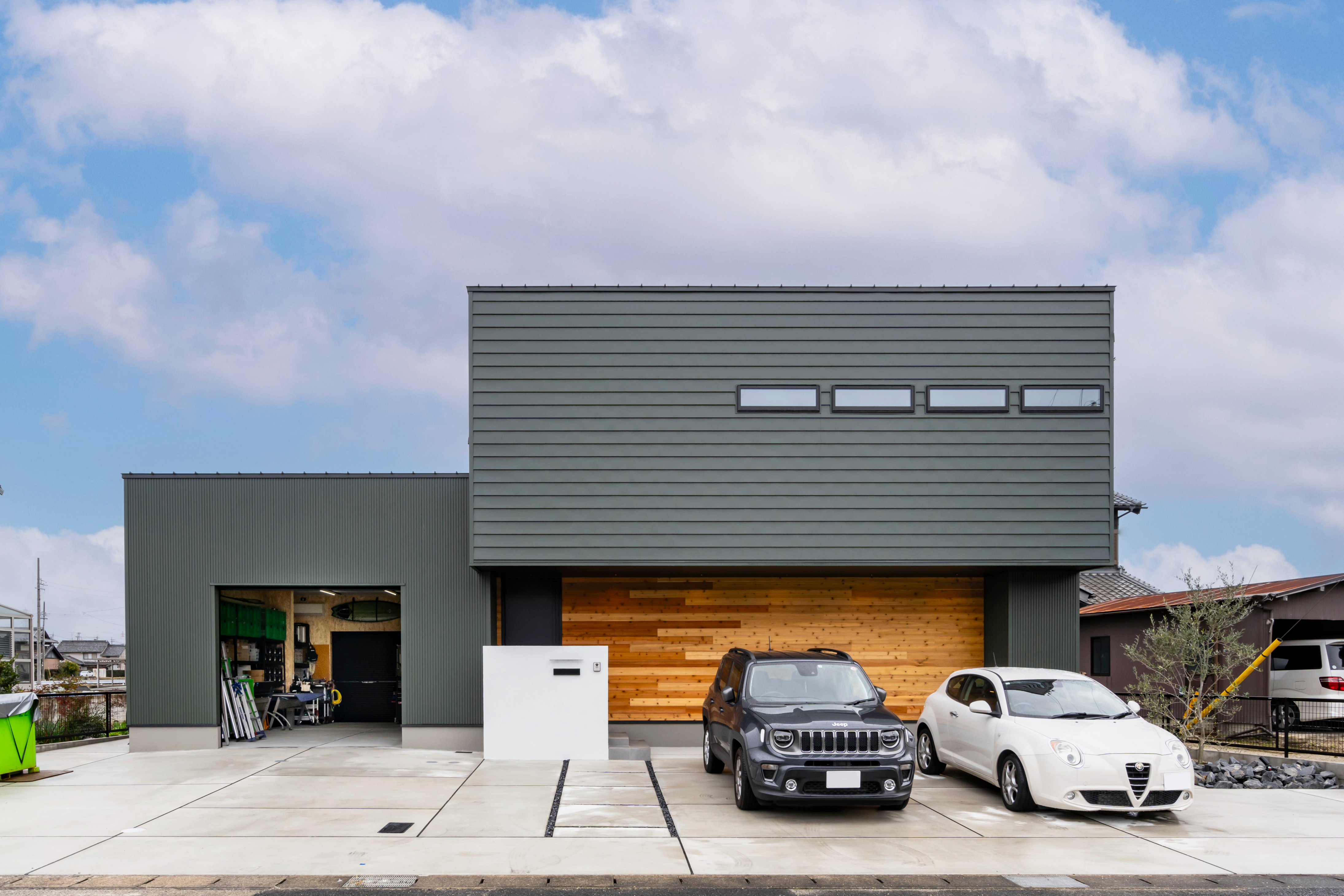 スキップフロアのある、庭と暮らす家