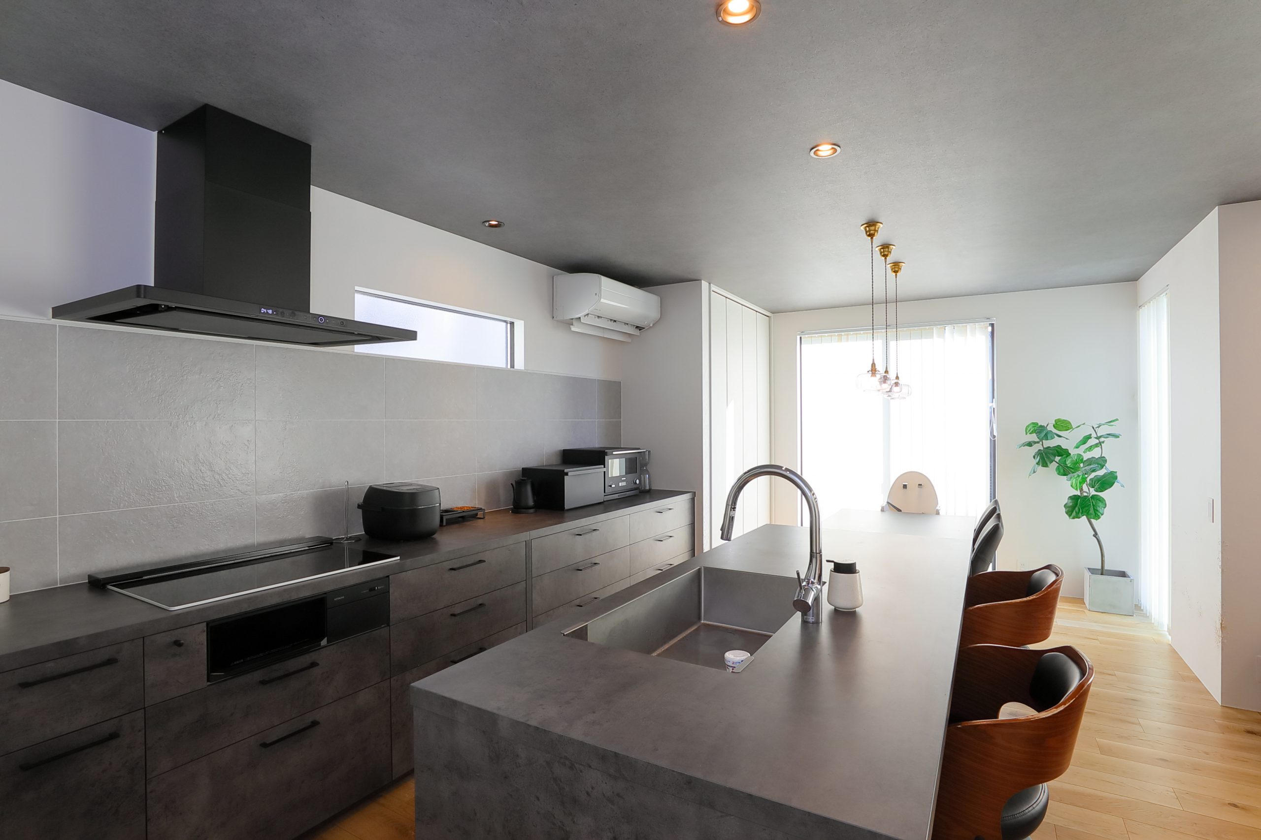 黒のアクセントが映える、趣味と暮らす平屋。