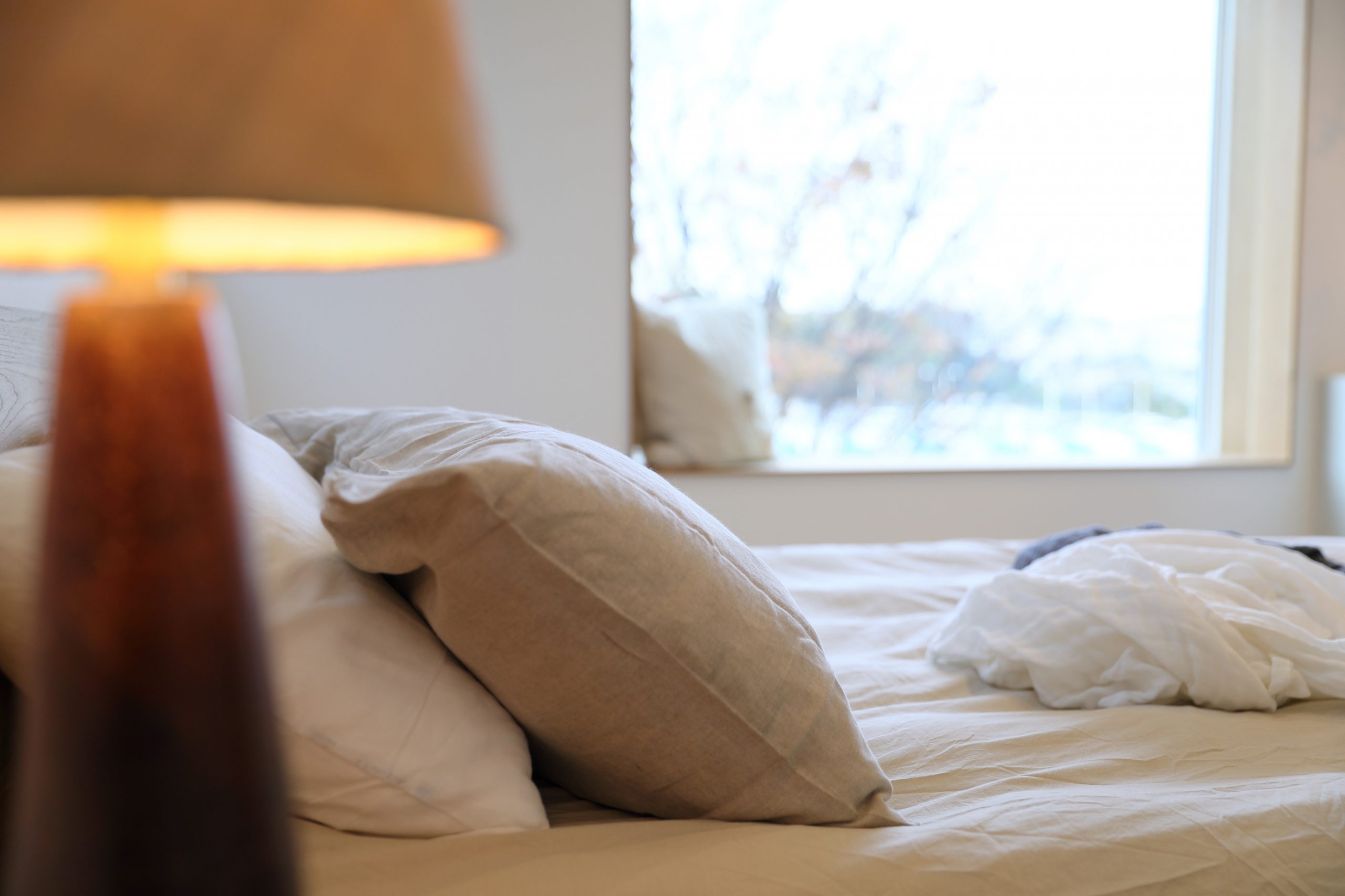 グレーと木目、和モダンの家。