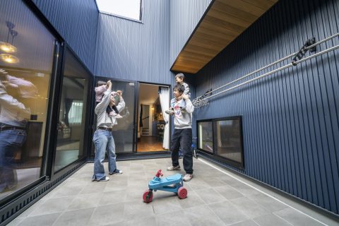 青空と、小さな足音。